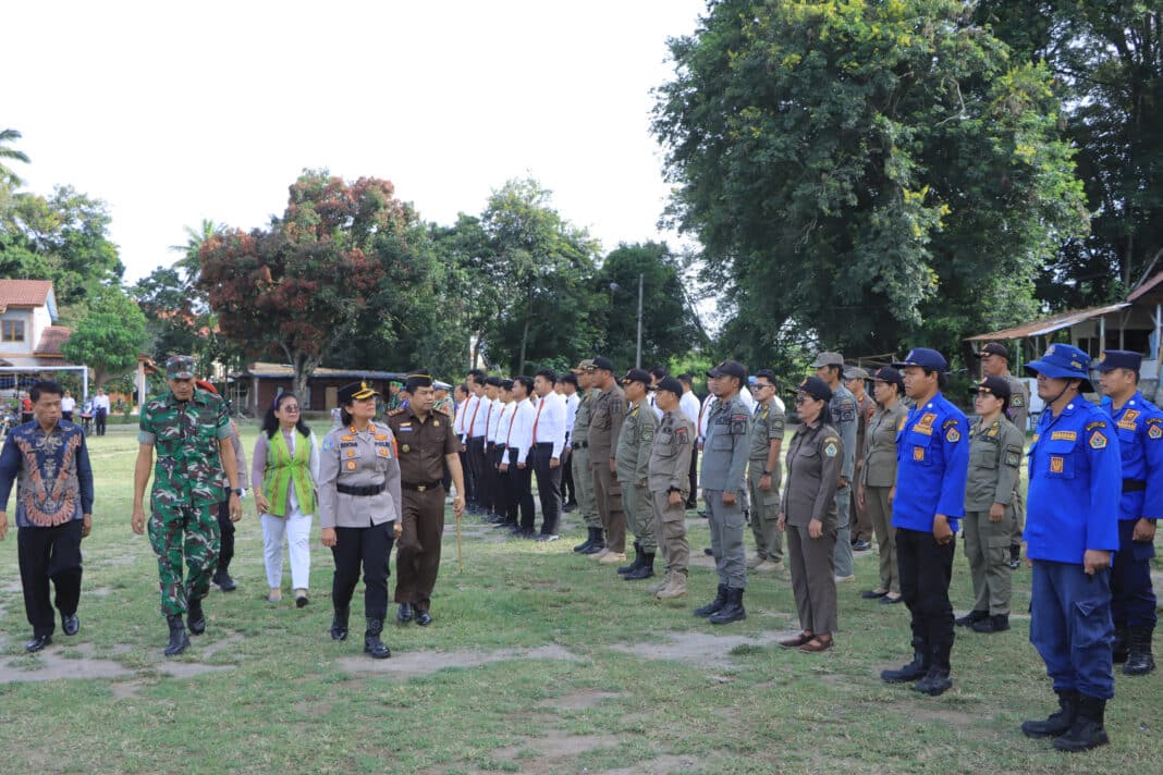 Kapolres Samosir AKBP Rina Sry Nirwana Tarigan memimpin Apel Gelar Pasukan Pengamanan Trail of The Kings (ToTK) by UTMB 2026 di Tanah Lapang Pangururan, Kabupaten Samosir, Jumat (11/6/2026). Sebanyak 467 personel gabungan diterjunkan untuk mengamankan event trail running internasional yang diikuti 1.015 peserta dari 34 negara di kawasan Danau Toba. (Foto: Humas Polres Samosir)
