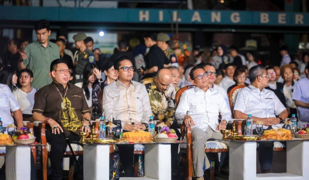 Wali Kota Medan Rico Tri Putra Bayu Waas bersama Wakil Wali Kota Medan Zakiyuddin Harahap, unsur Forkopimda, tokoh agama, dan Ketua TP PKK Kota Medan menyalakan pelita perdamaian pada puncak perayaan Hari Raya Waisak 2570 BE/2026 M di Lapangan Benteng Medan, Sabtu (13/6/2026), sebagai simbol harapan bagi terciptanya kehidupan yang harmonis, toleran, dan saling menghormati.