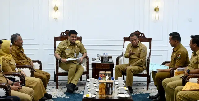 Gubernur Sumatera Utara Muhammad Bobby Afif Nasution menerima audiensi Bupati Karo Antonius Ginting di Kantor Gubernur Sumut, Medan, Senin (22/6/2026), membahas pembangunan dua jalur akses baru menuju kawasan Wisata Air Panas Karo serta pengembangan kampung wisata berbasis masyarakat. (Foto Dok. Kominfo Sumut)
