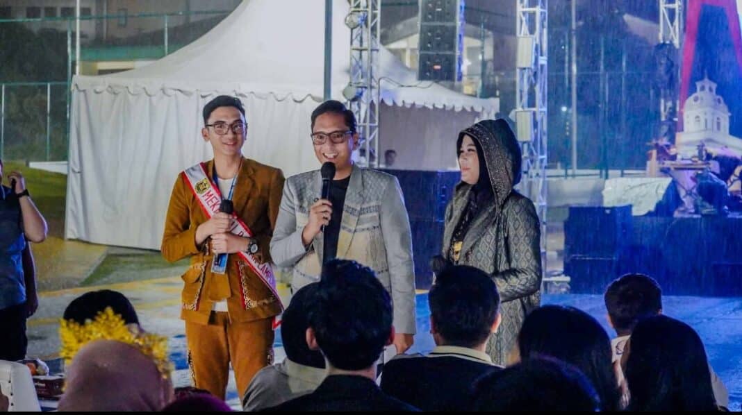 Wali Kota Medan Rico Tri Putra Bayu Waas berdialog langsung bersama ratusan peserta Youth City Changers di Taman Bunga Community Park, Medan, meski kegiatan berlangsung di tengah guyuran hujan deras.