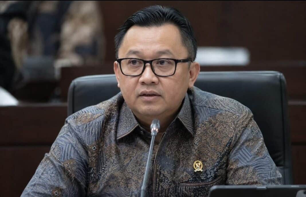 Petugas KPK menyita barang bukti elektronik saat melakukan penggeledahan di rumah Anggota V BPK RI Bobby Adhityo Rizaldi di Jakarta, Selasa (14/7/2026). Penggeledahan dilakukan untuk mendalami kasus dugaan suap terkait audit BPK terhadap Pemerintah Kabupaten Muara Enim. (Foto Dok. AI)
