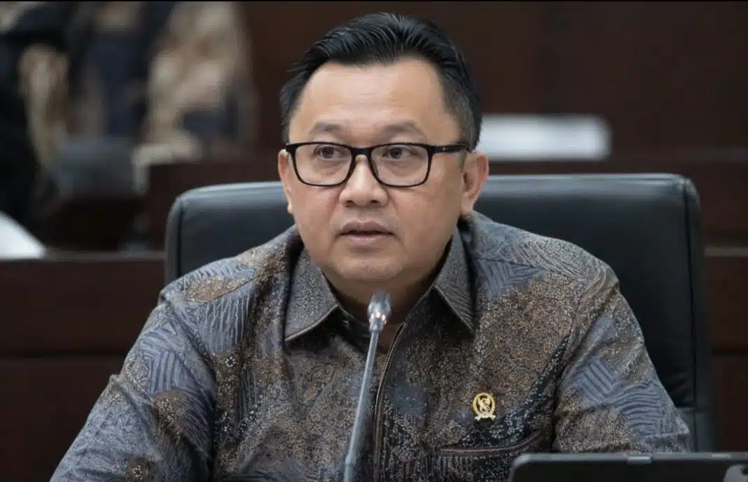 Petugas KPK menyita barang bukti elektronik saat melakukan penggeledahan di rumah Anggota V BPK RI Bobby Adhityo Rizaldi di Jakarta, Selasa (14/7/2026). Penggeledahan dilakukan untuk mendalami kasus dugaan suap terkait audit BPK terhadap Pemerintah Kabupaten Muara Enim. (Foto Dok. AI)