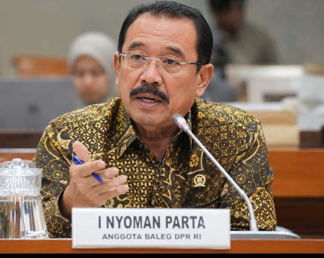 Anggota Baleg DPR RI I Nyoman Parta menyampaikan pandangan dalam rapat Panja Harmonisasi RUU Perubahan Keempat atas UU Nomor 41 Tahun 1999 tentang Kehutanan di Kompleks Parlemen, Senayan, Jakarta, Kamis (16/7/2026). Ia mendorong agar pengaturan fungsi hutan dalam RUU diperjelas untuk memperkuat perlindungan kawasan hutan dan kepastian hukum. (Foto Dok. AI)