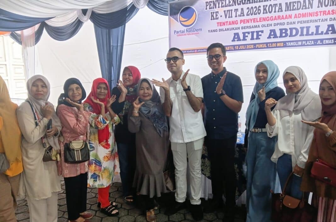 Anggota DPRD Kota Medan Fraksi NasDem, Afif Abdillah, SE saat menggelar Sosialisasi Perda No. 3 Tahun 2021 tentang Administrasi Kependudukan di Yanglim Plaza Medan Area, 18 Juli 2026. (Foto Dok. Akok Batak)