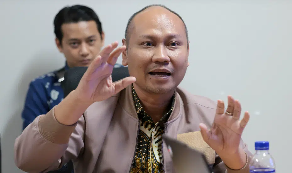 Wakil Ketua BAKN DPR RI Herman Khaeron menyampaikan keterangan usai kunjungan kerja di PT Telkom Indonesia (Persero) Tbk, Jakarta, dengan menekankan pentingnya penyelesaian temuan audit guna memperkuat transparansi dan akuntabilitas pengelolaan keuangan BUMN. (Foto dok. Humas DPR RI)