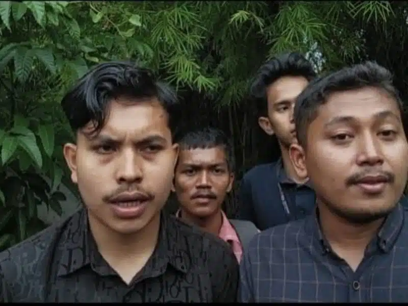 Presiden BEM UMNAW, Tahan Erwin Selaen (Kiri) disela-sela melakukan aksi damai di Polrestabes Medan. (DETEKSI.co/Ist)
