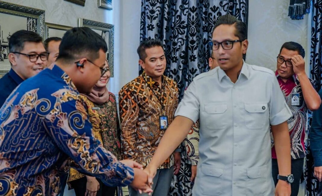 Wali Kota Medan Rico Tri Putra Bayu Waas menghadiri pertemuan penguatan sinergi bersama BPJS Ketenagakerjaan dan perusahaan strategis di Balai Kota Medan, Rabu (8/7/2026), guna mempercepat terwujudnya Universal Coverage Jamsostek bagi pekerja formal dan informal di Kota Medan.