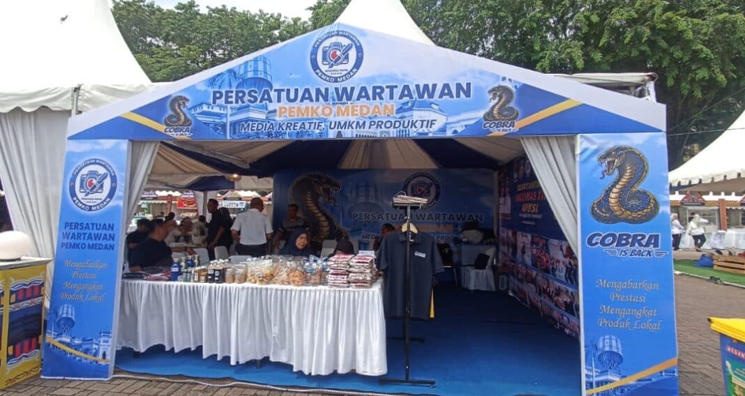 Ketua Persatuan Wartawan Pemko Medan (PWPM) Muhammad Edison Ginting berada di stan PWPM pada Bazar UMKM Rakernas APEKSI XVIII di Lapangan Benteng Kota Medan sebagai bentuk dukungan terhadap promosi produk unggulan dan penguatan ekonomi lokal.