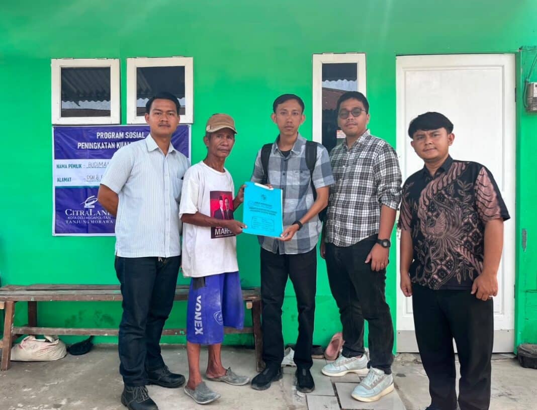 Perwakilan manajemen CitraLand Tanjung Morawa bersama perangkat desa dan keluarga penerima manfaat saat penyerahan simbolis Program Bedah Rumah sebagai bagian dari komitmen perusahaan dalam meningkatkan kualitas hunian masyarakat di sekitar kawasan pengembangan.