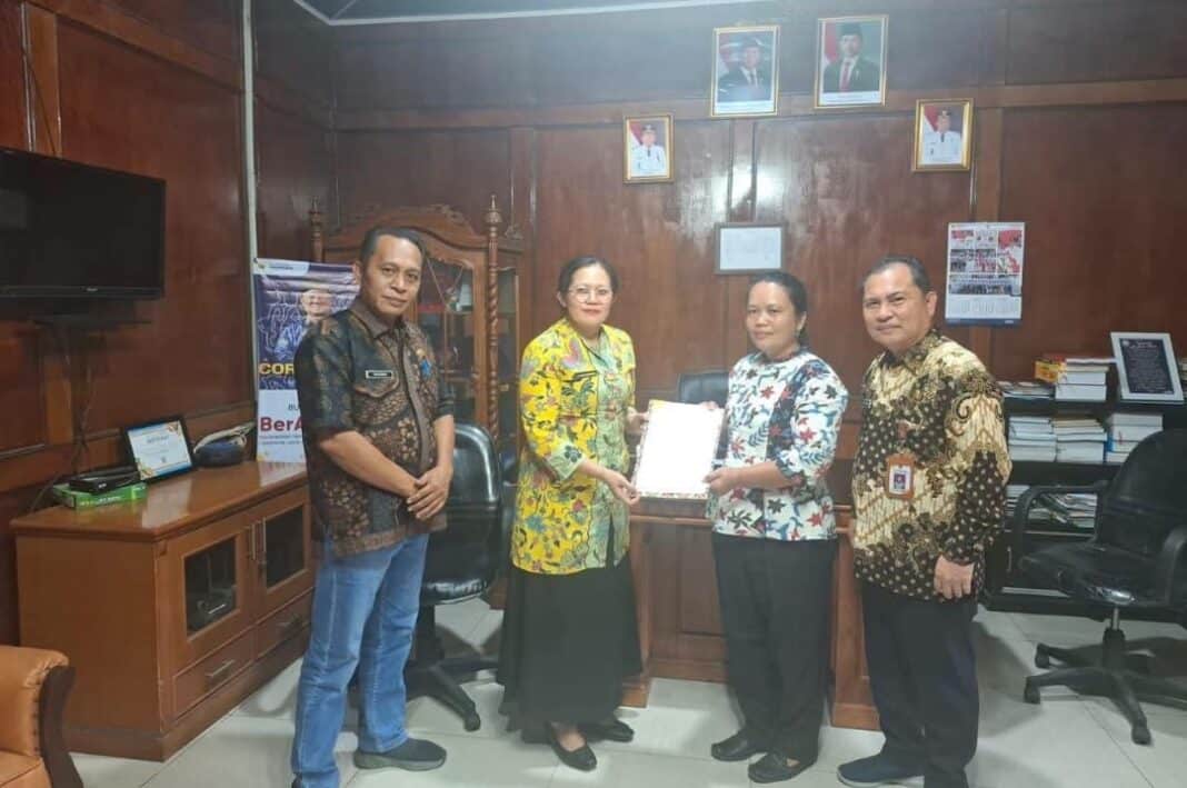 Sekda Dairi, Surung Charles Lamhot Bantjin didampingi Kepala BKPSDM Yon Henrik, memimpin serah terima jabatan Kepala Dinas P3AP2KB, dari dr. Nitawaty Sitohang kepada pelaksana tugas dr. Erna Marpaung. (Istimewa)