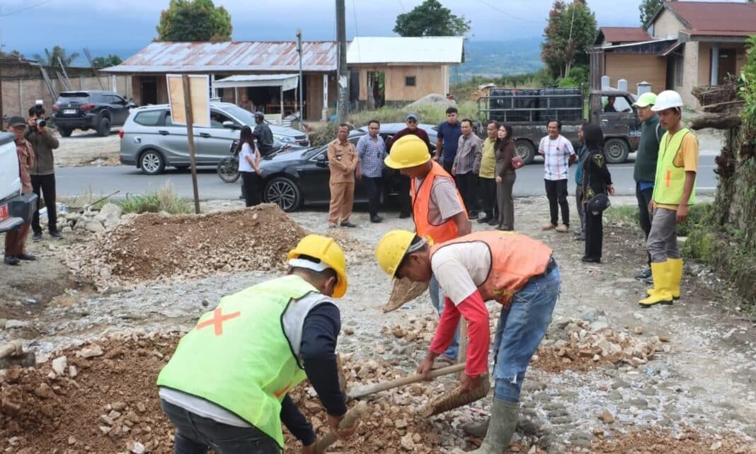 Bupati Dairi Vickner Sinaga didampingi Kadis PUTR dan pejabat terkait, meninjau pekerjaan epemeliharaan jalan jurusan Sigalingging-Tombak Simbolon, untuk memastikan pengerjaan berjalan baik dan sesuai rencana. (Istimewa)