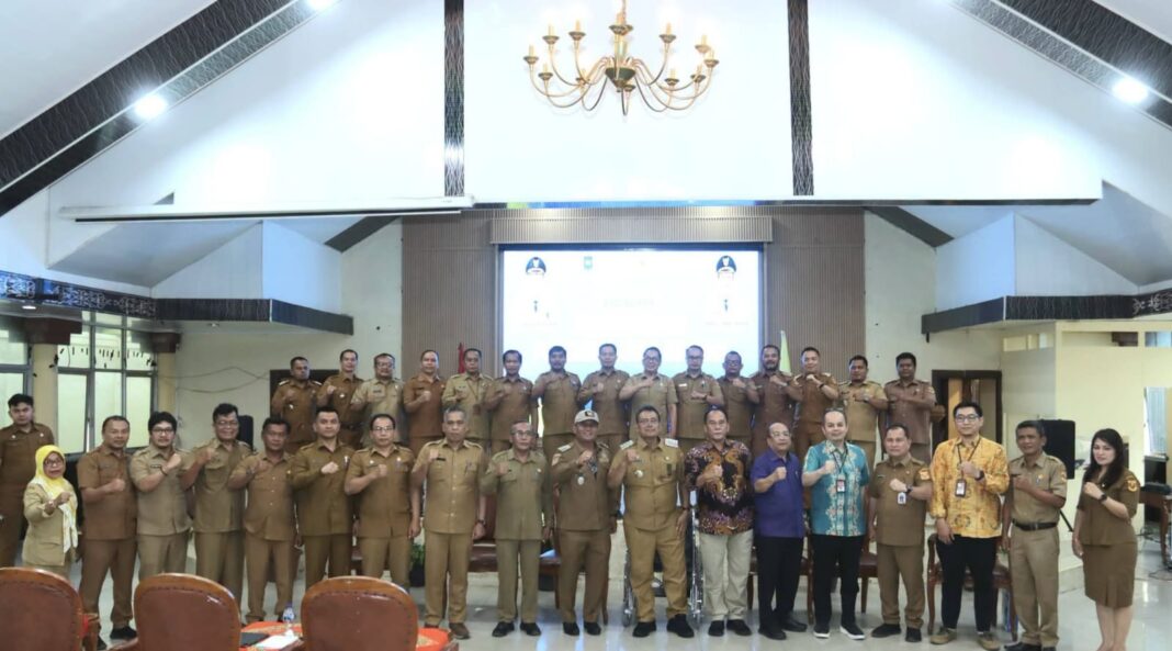 Bupati Dairi Vickner Sinaga diabadikan bersama peserta dan narasumber, usai menutup Sosialisasi Perencanaan Penganggaran Daerah Tahun Anggaran 2027, di Balai Budaya Sidikalang, Selasa (30/6/2026).(Istimewa)