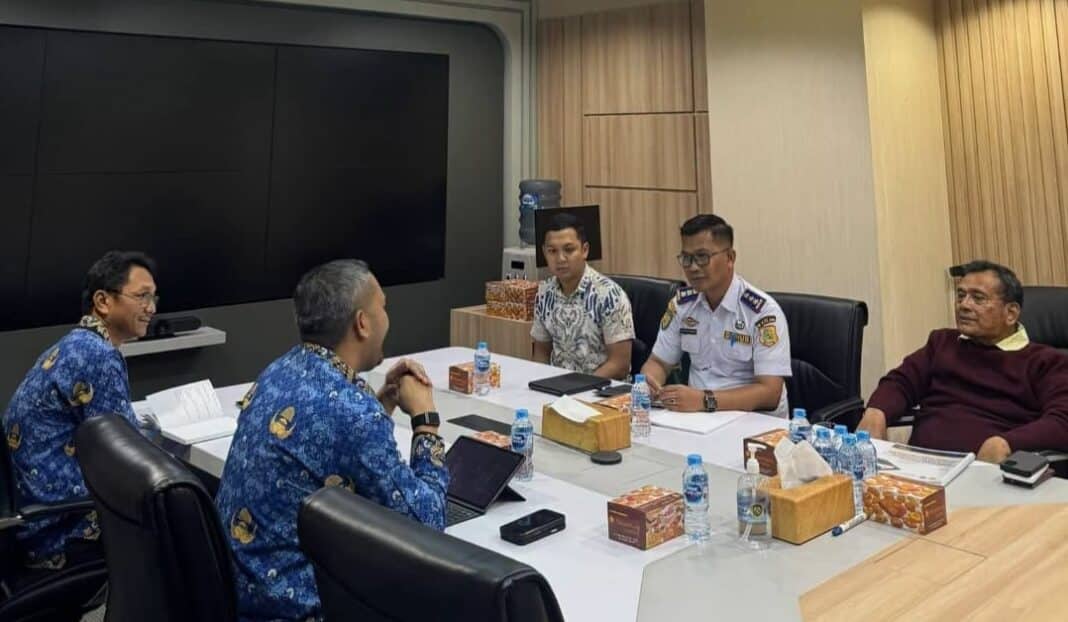 Bupati Dairi Vickner Sinaga didampingi Kadis Perhubungan Untung Roy Nahampun beraudensi ke Kementerian Perhubungan, diterima Plh. Direktur Lalu Lintas Jalan, Ahmad Ardiansyah. (Istimewa)