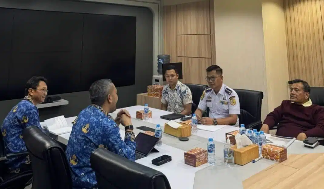Bupati Dairi Vickner Sinaga didampingi Kadis Perhubungan Untung Roy Nahampun beraudensi ke Kementerian Perhubungan, diterima Plh. Direktur Lalu Lintas Jalan, Ahmad Ardiansyah. (Istimewa)