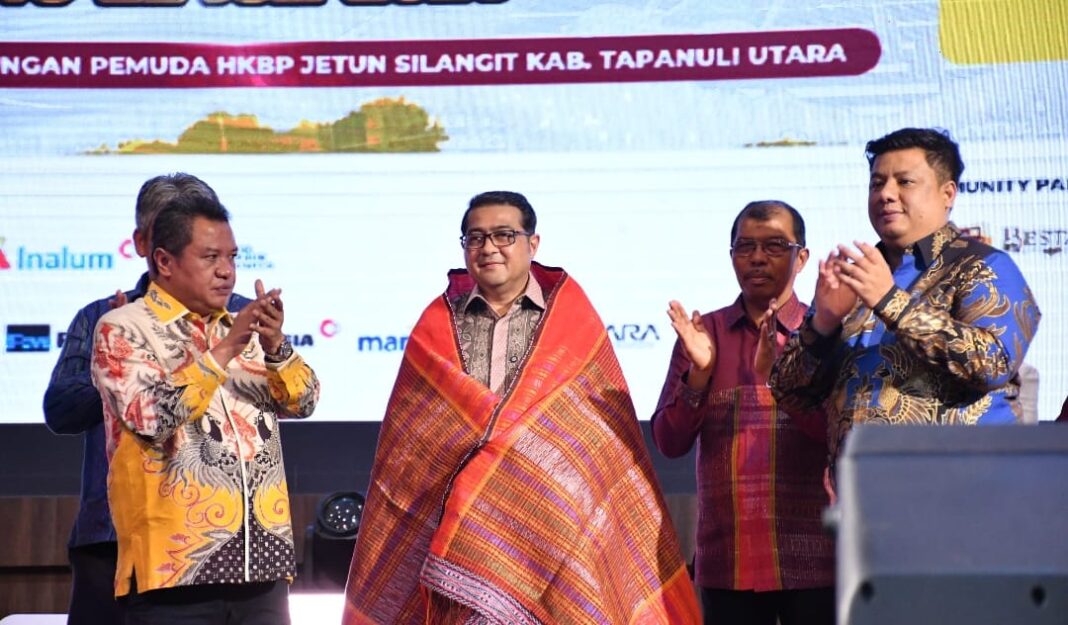 Bupati Samosir Vandiko Timotius Gultom menghadiri Pagelaran Opera dan Konser Musik Tona Sian Huta di Gedung Serba Guna Perkampungan Pemuda HKBP Jetun Silangit, Kabupaten Tapanuli Utara, Sabtu (11/7/2026), sekaligus mendorong pembangunan Opera House di Kawasan Danau Toba sebagai pusat pertunjukan seni dan budaya Batak.