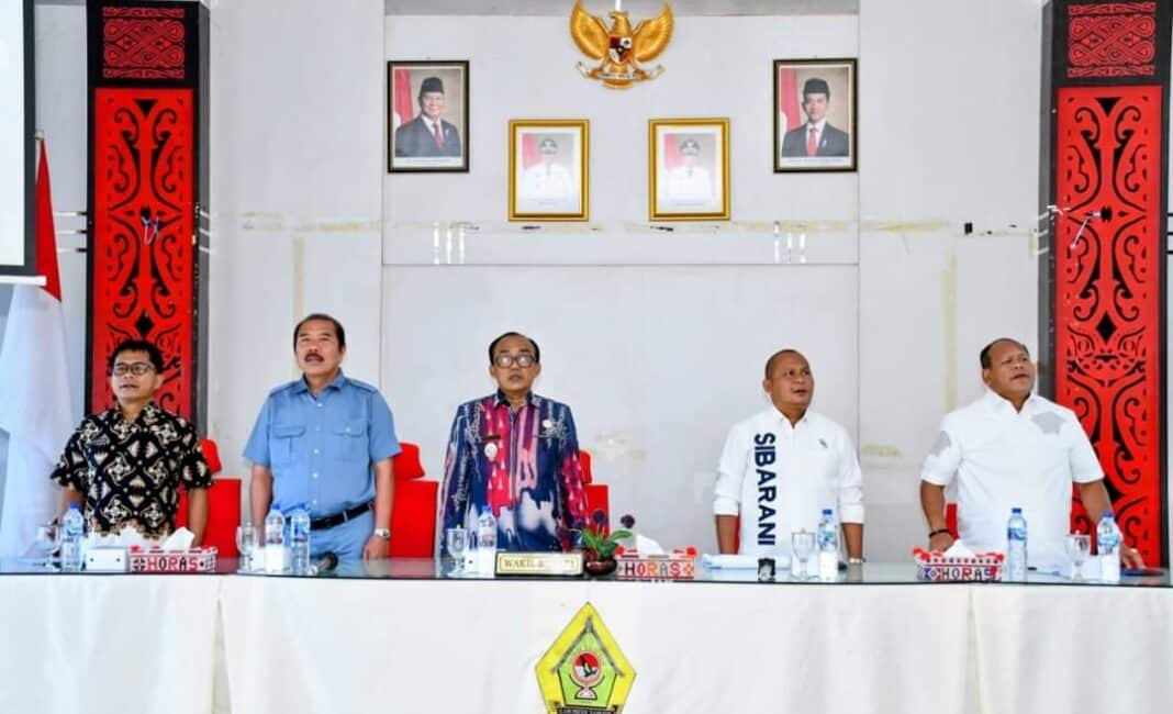 Wakil Bupati Samosir Ariston Tua Sidauruk menerima kunjungan kerja Tim DPRD Provinsi Sumatera Utara Dapil IX di Aula Kantor Bupati Samosir, Kamis (9/7/2026), untuk membahas percepatan pembangunan dan menyerap aspirasi prioritas daerah.