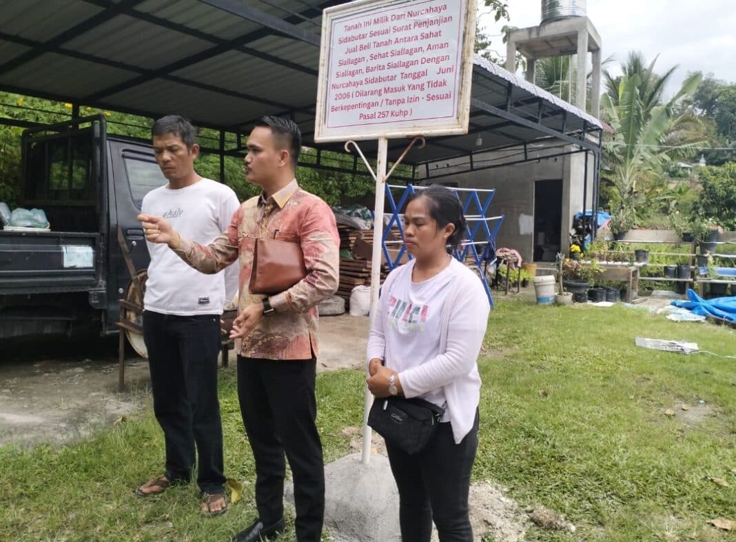 Kuasa hukum Serli Napitu, Torotodo Zisukhi Laia SH, memberikan keterangan kepada wartawan di kawasan Tuktuk Siadong, Kecamatan Simanindo, Kabupaten Samosir, terkait laporan dugaan memasuki rumah tanpa izin yang telah dilimpahkan untuk ditangani Polres Samosir.