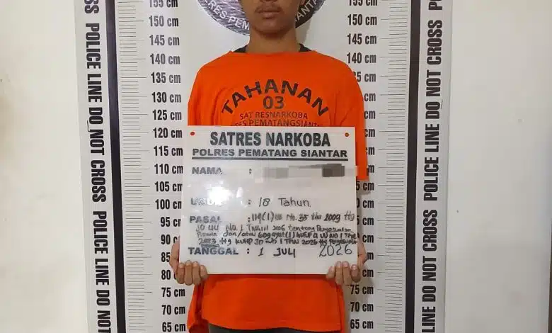 Petugas Satres Narkoba Polres Pematangsiantar memperlihatkan barang bukti delapan butir ekstasi yang diamankan dari seorang remaja berusia 18 tahun saat penangkapan di kawasan Jalan S.M. Raja, Kecamatan Siantar Marimbun, Kota Pematangsiantar. (Foto Dok. Humas Polda Sumut)