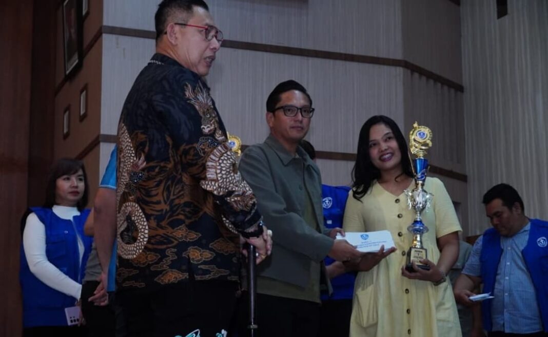 Wali Kota Medan Rico Tri Putra Bayu Waas menyampaikan sambutan saat menghadiri Festival GAMKI Rise Up Vol.2 di Auditorium Universitas HKBP Nommensen, Medan, Minggu (19/7/2026) malam. Dalam kesempatan itu, ia mengapresiasi ajang pencarian talenta yang dinilai mampu melahirkan generasi muda berbakat sekaligus membangun semangat positif bagi Kota Medan.
