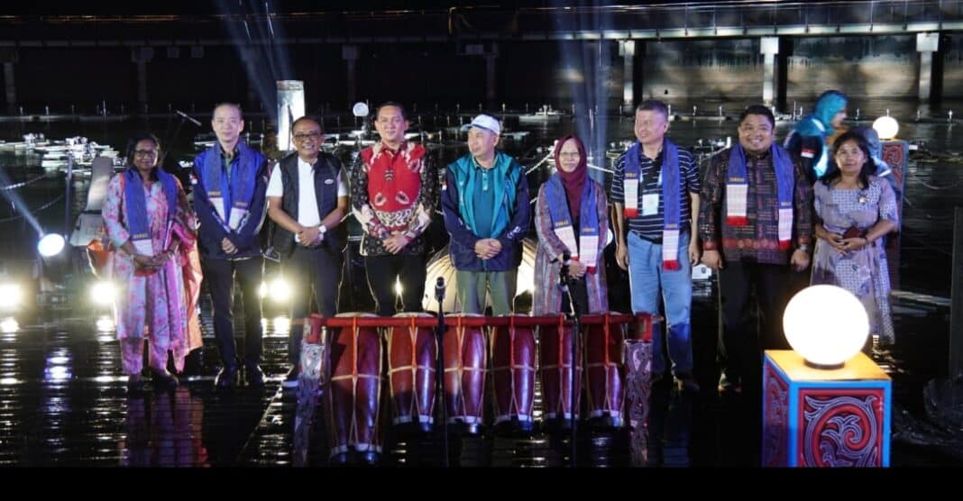Wakil Bupati Samosir Ariston Tua Sidauruk bersama Kepala Dinas Pariwisata dan Ekonomi Kreatif Provinsi Sumatera Utara serta unsur Forkopimda melakukan pemukulan gondang sebagai tanda dibukanya Geotourism Festival (Geofest) ke-7 dan International Conference 2026 di Waterfront City Pangururan, Kabupaten Samosir, Kamis (2/7/2026). Acara tersebut dihadiri ribuan wisatawan dan memberikan dampak positif bagi sektor pariwisata serta UMKM setempat.