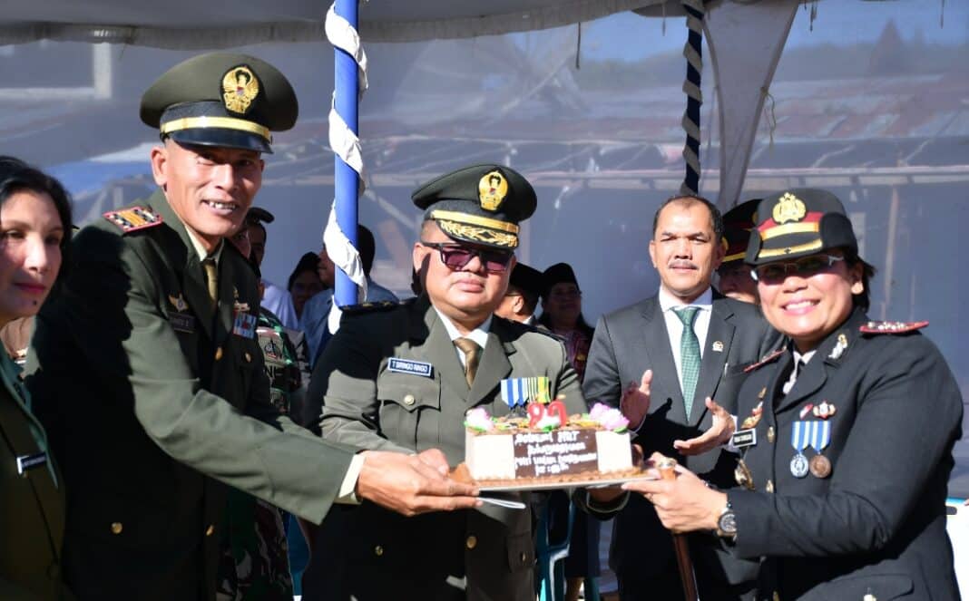 Wakil Bupati Samosir Ariston Tua Sidauruk menghadiri Upacara Peringatan HUT Bhayangkara ke-80 di Tanah Lapang Pangururan, Rabu (1/7/2026), sebagai bentuk dukungan Pemerintah Kabupaten Samosir terhadap sinergi bersama Polri dalam menjaga keamanan dan mendukung pembangunan daerah.