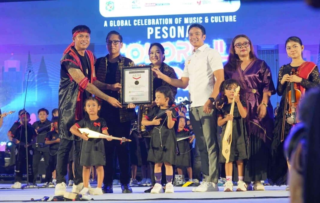 Wali Kota Medan Rico Tri Putra Bayu Waas menerima Piagam Rekor Dunia dari Museum Rekor-Dunia Indonesia (MURI) usai pagelaran 100 pemain kulcapi secara serentak dalam malam Pesona Colorful Medan di Lapangan Merdeka, Sabtu (4/7/2026), sebagai rangkaian peringatan HUT ke-436 Kota Medan.
