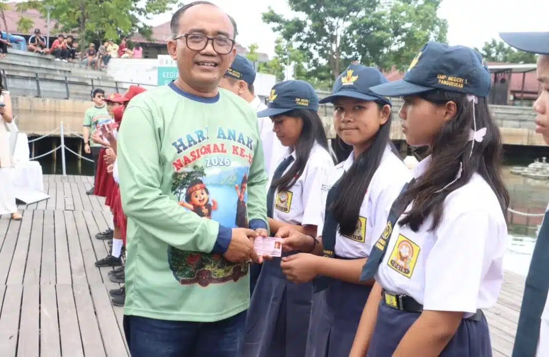 Wakil Bupati Samosir Ariston Tua Sidauruk menghadiri peringatan Hari Anak Nasional ke-42 di Waterfront City Pangururan, Sabtu (25/7/2026), sekaligus menegaskan komitmen Pemerintah Kabupaten Samosir mewujudkan Kabupaten Layak Anak melalui perlindungan, pendidikan, dan pengembangan potensi anak.