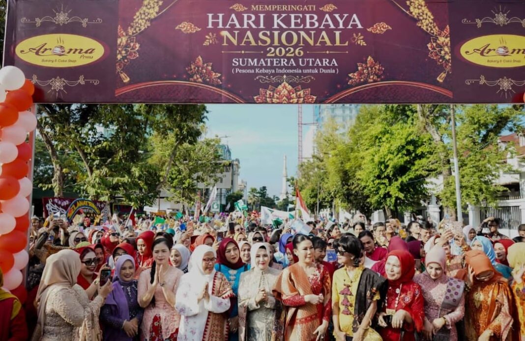 Ribuan perempuan dari berbagai organisasi, komunitas, dan majelis taklim mengikuti Parade Berkebaya pada peringatan Hari Kebaya Nasional 2026 di Lapangan Benteng Medan, Jumat (24/7/2026). Kegiatan bertema 