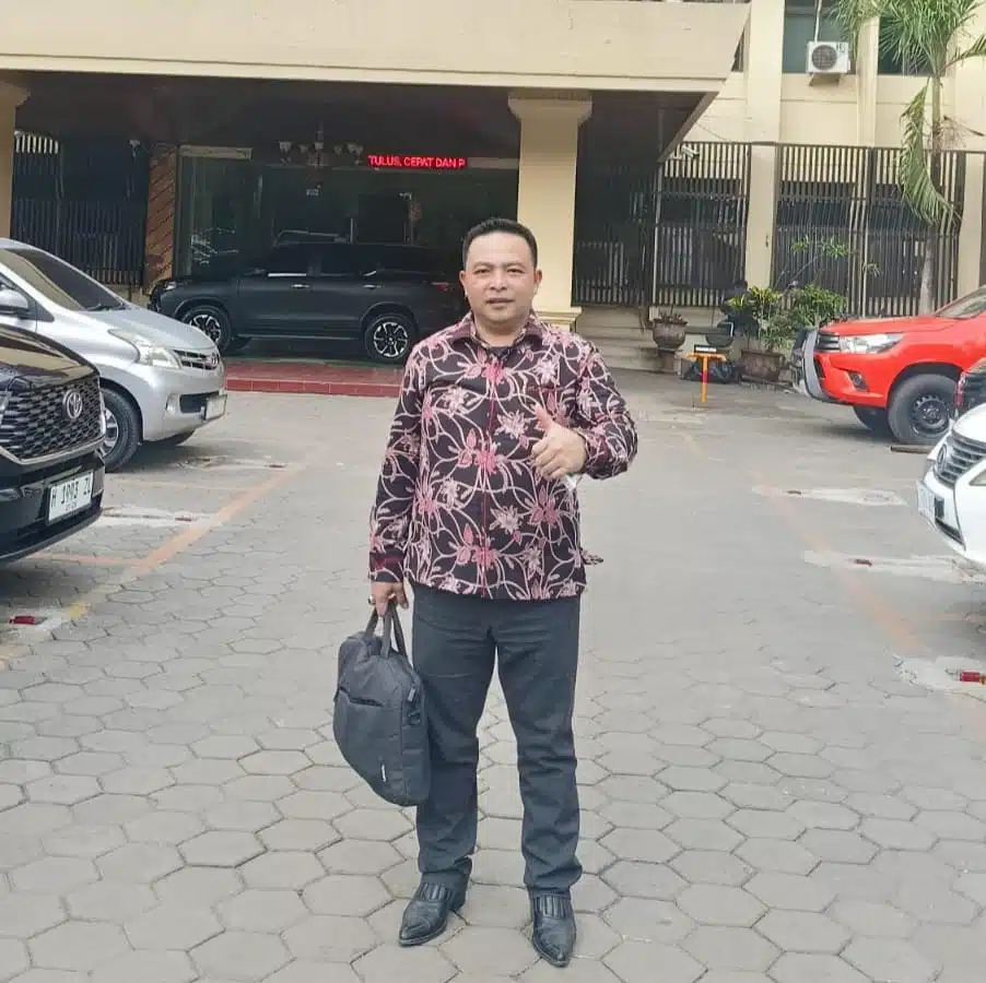 Adv. Supesoni Mendrofa, S.H., kuasa hukum Etinudi Hulu dan Evi Murni Hulu, memberikan keterangan pers terkait penanganan perkara meninggalnya Agnis Jansen Zebua. Dalam pernyataannya, ia mengimbau masyarakat untuk tidak menyebarkan informasi yang belum terverifikasi serta mengajak publik menghormati proses penyelidikan yang sedang dilakukan Kepolisian. (Foto: Istimewa)