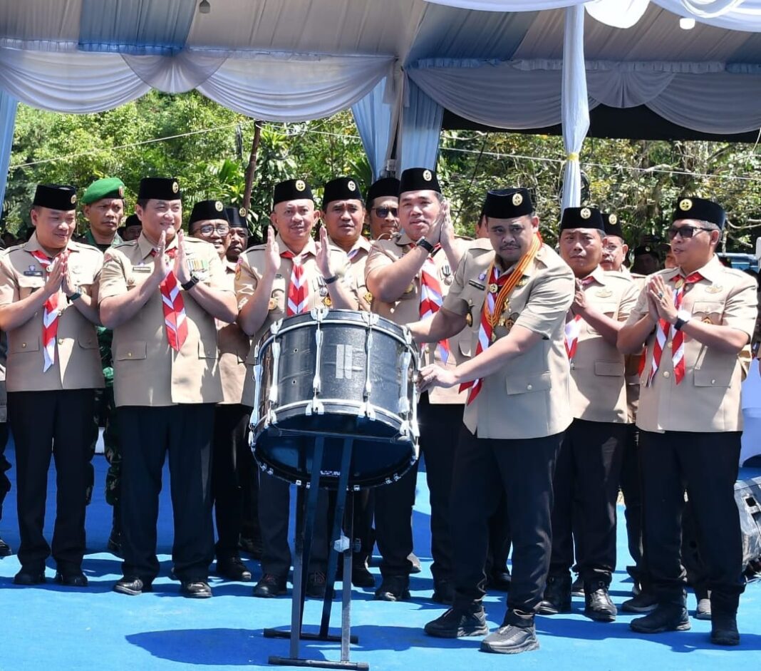 Wakil Bupati Samosir Ariston Tua Sidauruk didampingi Sekretaris Daerah Samosir Marudut Tua Sitinjak berfoto bersama dan memberikan motivasi kepada Kontingen Pramuka Kabupaten Samosir usai penutupan Jamdasu XI Sumatera Utara di Bumi Perkemahan Sibolangit, Kabupaten Deli Serdang.
