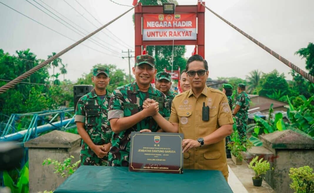 Pangdam I/Bukit Barisan Mayjen TNI Hendy Antariksa bersama Wali Kota Medan Rico Tri Putra Bayu Waas meresmikan Jembatan Perintis Garuda di Jalan Adisucipto, Gang Rel, Kelurahan Suka Damai, Kecamatan Medan Polonia, Selasa (28/7/2026), yang kembali menghubungkan akses warga Medan Polonia, Medan Johor, dan Medan Maimun.