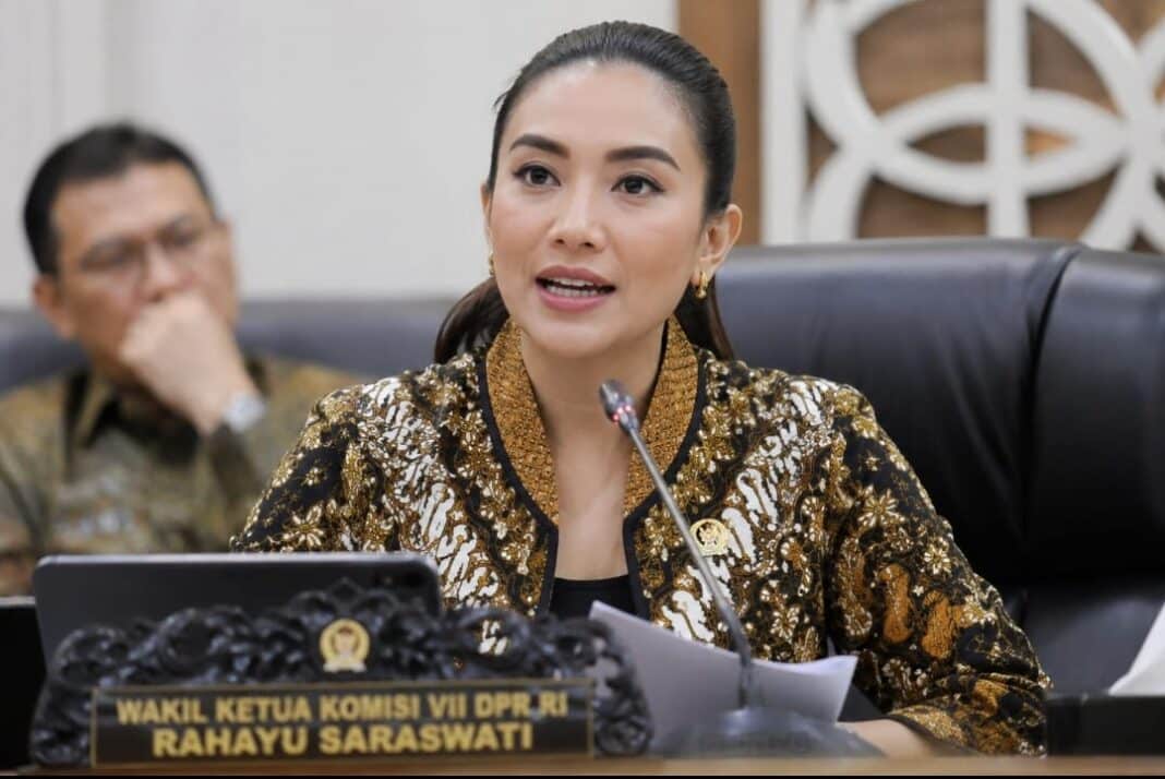 Wakil Ketua Komisi VII DPR RI Rahayu Saraswati meninjau pelaksanaan Jember Fashion Carnival (JFC) di Jember, Jawa Timur, sekaligus mengajak media nasional memperkuat pemberitaan positif guna mendukung pariwisata, budaya, dan ekonomi kreatif Indonesia. (Foto Dok. AI)