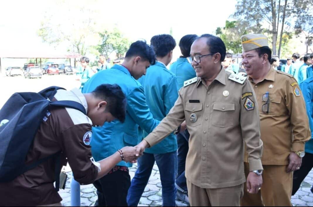 Wakil Bupati Samosir Ariston Tua Sidauruk menerima secara resmi 2.372 mahasiswa Universitas Negeri Medan (UNIMED) peserta Kuliah Kerja Nyata (KKN) 2026 yang akan melaksanakan pengabdian di 59 desa di Kabupaten Samosir selama 50 hari.