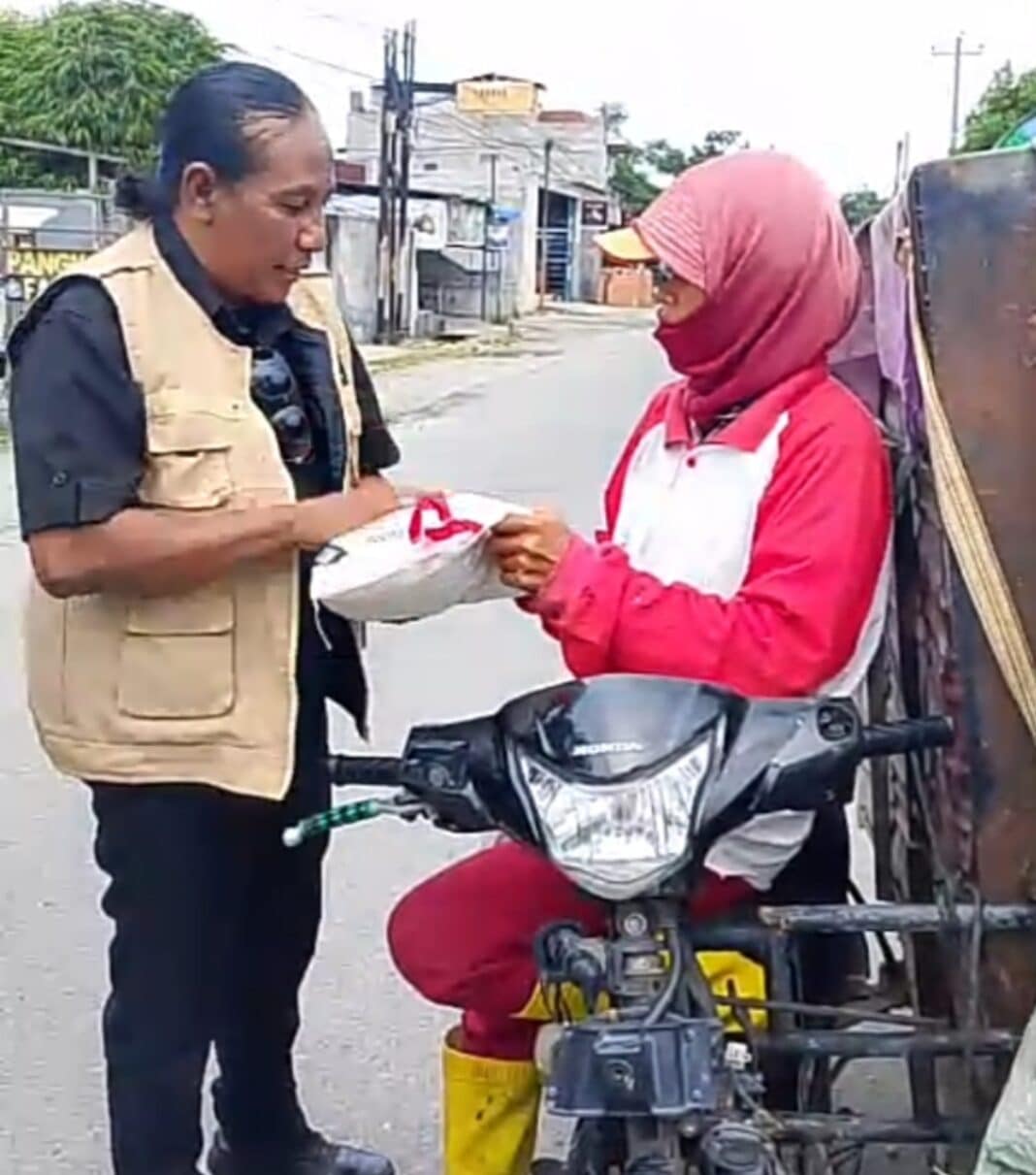 Relawan Komunitas Sedekah Jumat (KSJ) Boim Koswara bersama jurnalis dari berbagai media membagikan paket sembako kepada warga kurang mampu di sejumlah ruas jalan Kota Medan, Minggu (5/7/2026). Aksi sosial tersebut mendapat apresiasi karena dinilai mampu menginspirasi masyarakat untuk lebih peduli terhadap sesama.