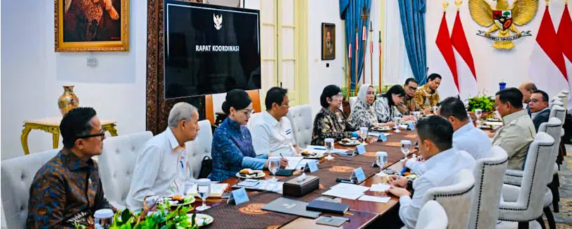 Presiden Prabowo Subianto memimpin rapat Komite Stabilitas Sistem Keuangan (KSSK) di Istana Merdeka, Jakarta, bersama Bank Indonesia, OJK, LPS, dan Kementerian Keuangan untuk memperkuat koordinasi menjaga stabilitas sistem keuangan nasional. (Foto: BPMI Setpres)