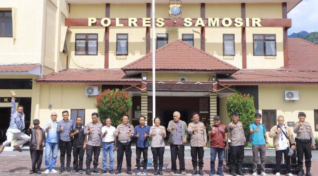 Kapolres Samosir AKBP Rina Sry Nirwana Tarigan, S.I.K., M.H. didampingi jajaran pejabat utama Polres Samosir berdialog dengan Ketua PWI Kabupaten Samosir dan puluhan insan pers dalam kegiatan Coffee Morning di Ruang Pelayanan Terpadu Polres Samosir, Selasa (21/7/2026).