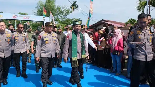 Kapolri Jenderal Listyo Sigit Prabowo meresmikan 80 Jembatan Merah Putih Presisi Tahap II di Dumai, Riau, sebagai bagian dari peringatan Hari Bhayangkara ke-80 sekaligus memperkuat konektivitas dan mendorong pertumbuhan ekonomi masyarakat di berbagai daerah. (Foto Dok. Humas Polda Riau)