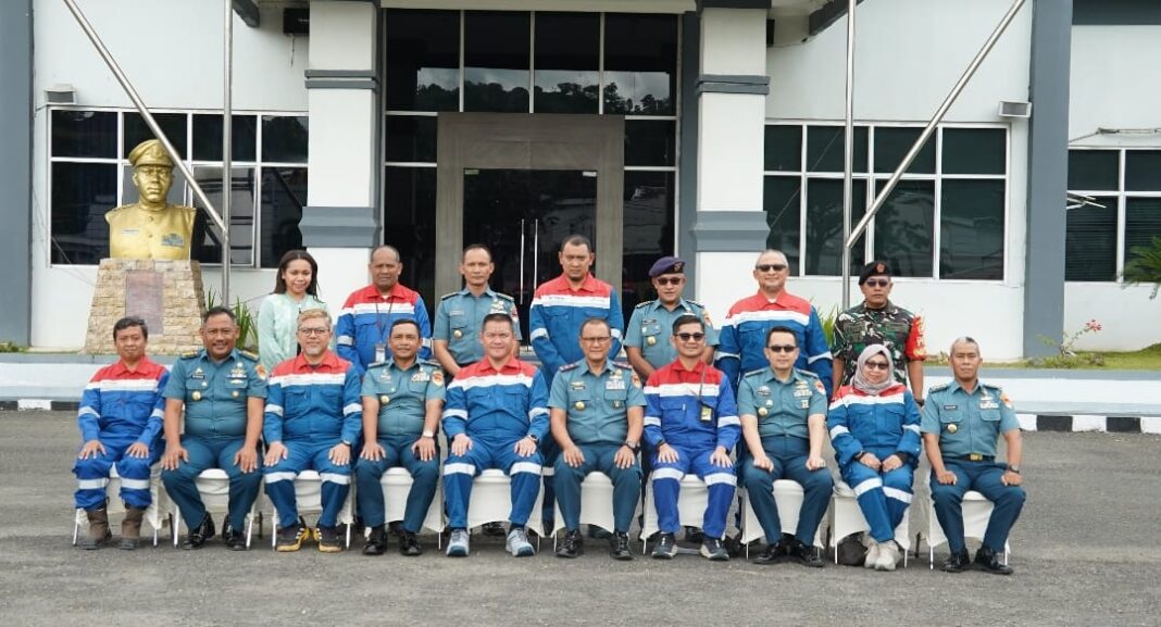 Komandan Kodaeral XIV Sorong Laksamana Muda TNI Djatmoko menerima kunjungan kerja jajaran PT Pertamina EP Zona 14 Papua Field di Mako Kodaeral XIV Sorong, Papua Barat Daya, sebagai upaya memperkuat sinergi dalam mendukung keamanan objek vital nasional dan ketahanan energi.