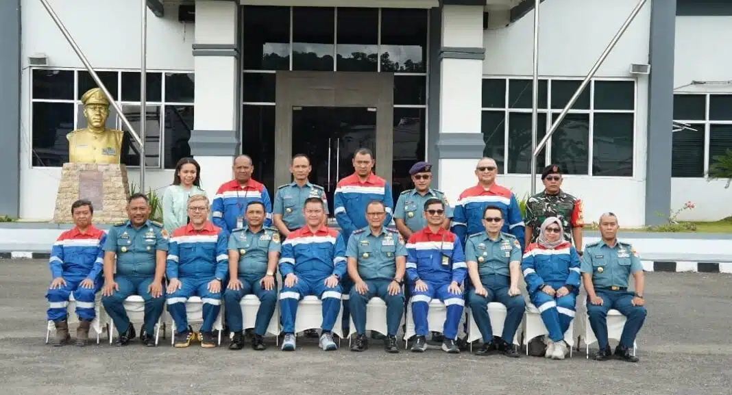 Komandan Kodaeral XIV Sorong Laksamana Muda TNI Djatmoko menerima kunjungan kerja jajaran PT Pertamina EP Zona 14 Papua Field di Mako Kodaeral XIV Sorong, Papua Barat Daya, sebagai upaya memperkuat sinergi dalam mendukung keamanan objek vital nasional dan ketahanan energi.