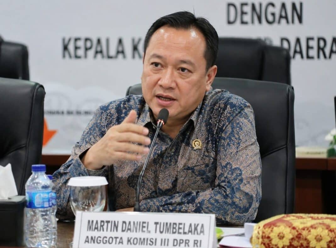 Anggota Komisi III DPR RI Martin Daniel Tumbelaka menyampaikan arahan saat kunjungan kerja reses di Ternate, Maluku Utara, dengan menekankan pentingnya penguatan pengawasan internal institusi penegak hukum, sinergi antarlembaga, dan peningkatan upaya pemberantasan narkotika di daerah rawan. (Foto Dok. AI)