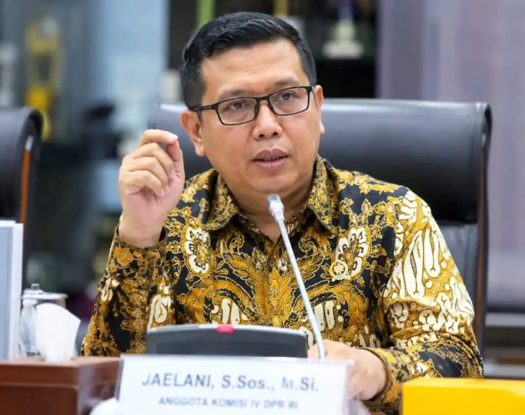 Anggota Komisi IV DPR RI Jaelani menyampaikan pandangannya dalam Focus Group Discussion bersama Kementerian Kelautan dan Perikanan di Bantul, Daerah Istimewa Yogyakarta, yang membahas perlindungan kawasan konservasi laut serta penguatan sektor kelautan dan perikanan. (Foto Dok. AI)