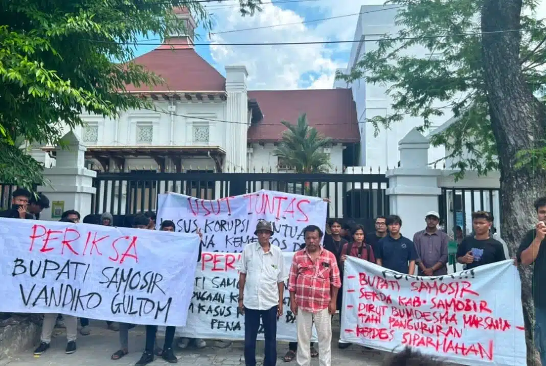 Aksi damai mahasiswa bersama masyarakat Kenegerian Sihotang, Kabupaten Samosir, untuk mengawal persidangan dugaan tindak pidana korupsi Program Bantuan Sosial (Bansos) PENA Tahun 2024, di Pengadilan Negeri Medan Jalan Pengadilan No.8 Medan.