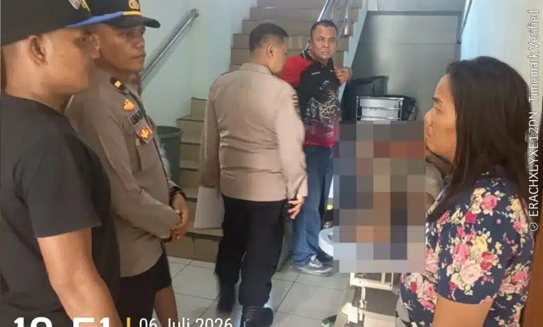 Petugas Polsek Siantar Barat bersama Tim Inafis Polres Pematangsiantar melakukan olah TKP usai menerima laporan penemuan seorang pria meninggal dunia di Gedung II Lantai I Pasar Horas, Kota Pematangsiantar. (Foto Dok Humas Polres Siantar)
