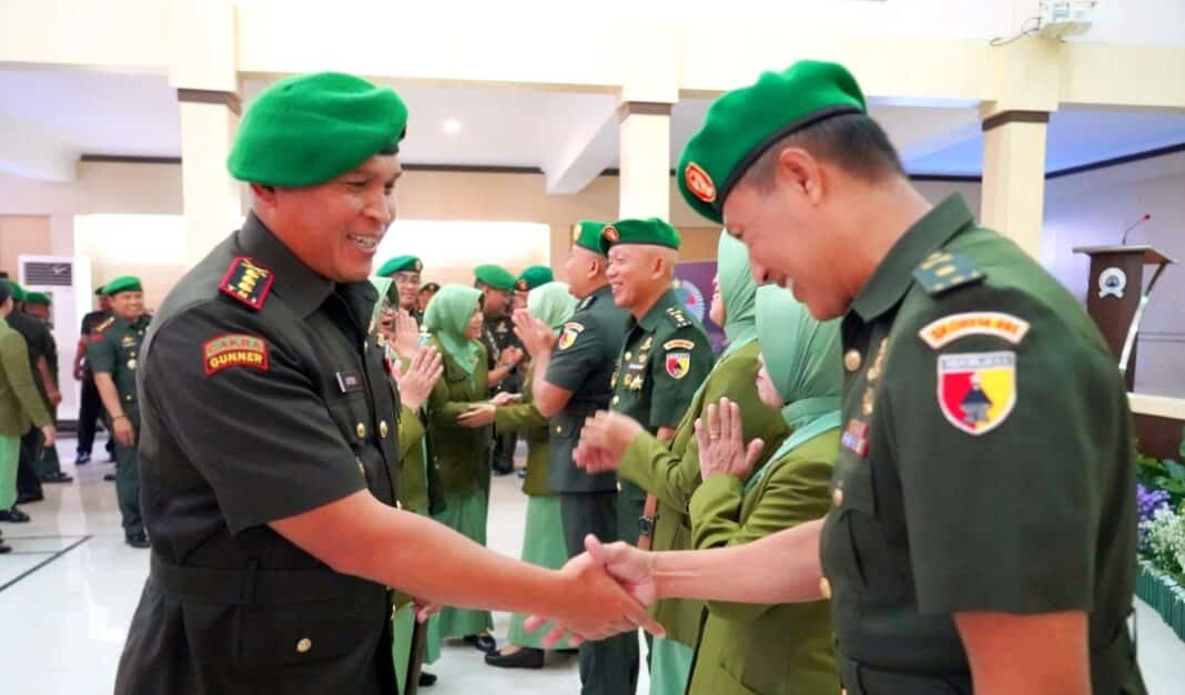 Mayor Arm Timbul Moedjihartoyo mengikuti tradisi penerimaan warga baru di Aula Jenderal Sudirman, Makorem 081/DSJ, Kota Madiun, usai kembali bertugas dan dipercaya menjabat sebagai Kepala Seksi Logistik (Kasilog) Korem 081/DSJ.