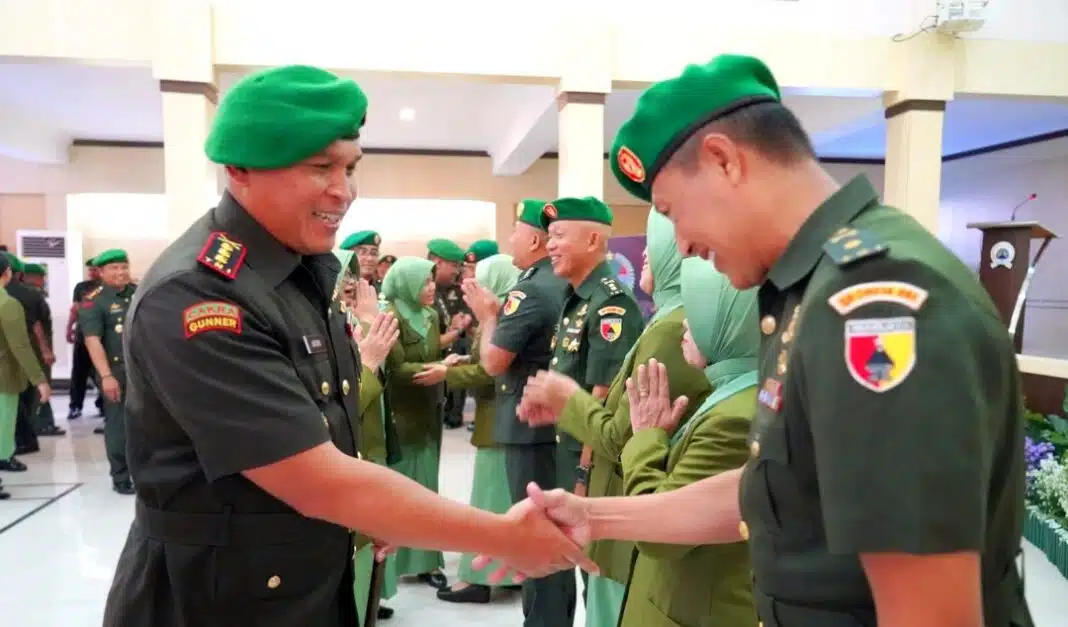 Mayor Arm Timbul Moedjihartoyo mengikuti tradisi penerimaan warga baru di Aula Jenderal Sudirman, Makorem 081/DSJ, Kota Madiun, usai kembali bertugas dan dipercaya menjabat sebagai Kepala Seksi Logistik (Kasilog) Korem 081/DSJ.