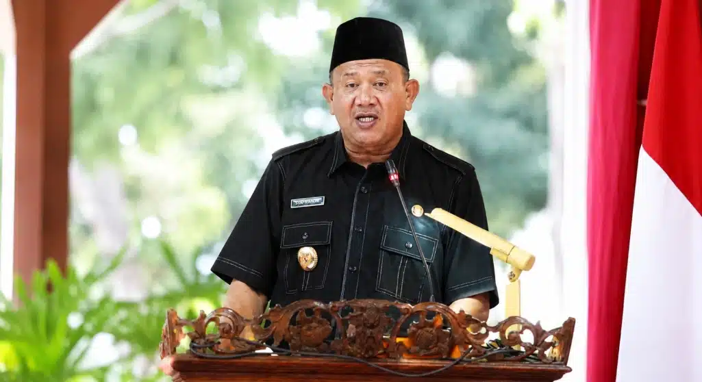 Petugas Komisi Pemberantasan Korupsi (KPK) membawa kendaraan yang mengangkut Bupati Langkat Syah Afandin menuju Gedung Merah Putih KPK di Jakarta, Jumat (3/7/2026), setelah diamankan dalam operasi tangkap tangan yang diduga berkaitan dengan kasus suap proyek di lingkungan Dinas Pendidikan dan Dinas Perumahan serta Kawasan Permukiman Kabupaten Langkat.