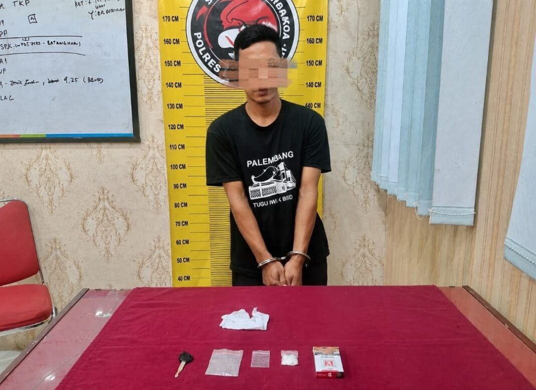 Petugas Satresnarkoba Polres Batanghari memperlihatkan barang bukti sabu seberat bruto 4,51 gram yang disita dari seorang pria yang diduga sebagai pengedar narkotika dalam Operasi Antik 2026 di Kecamatan Maro Sebo Ulu, Kabupaten Batanghari. 
