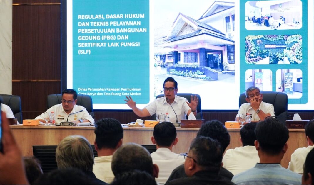 Wali Kota Medan Rico Tri Putra Bayu Waas memimpin rapat evaluasi pelayanan Persetujuan Bangunan Gedung (PBG) bersama konsultan bangunan, arsitek, dan jajaran Dinas PKPCKTR Kota Medan di Balai Kota Medan, Rabu (22/7/2026), guna mempercepat pelayanan, memberantas pungli, dan meningkatkan transparansi perizinan bangunan.