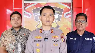 Personel Polres Kuantan Singingi melaksanakan penindakan terhadap aktivitas Penambangan Tanpa Izin (PETI) dalam operasi yang berhasil memusnahkan 1.210 rakit tambang ilegal sepanjang Januari hingga Juli 2026. (Foto Dok. Polda Riau)