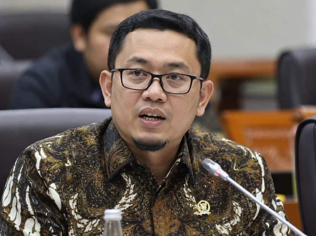 Anggota Komisi X DPR RI Abdul Fikri Faqih menyampaikan pentingnya peningkatan kesejahteraan dosen sebagai bagian dari investasi pembangunan sumber daya manusia saat berada di Kompleks Parlemen, Senayan, Jakarta. (Foto Dok. AI)
